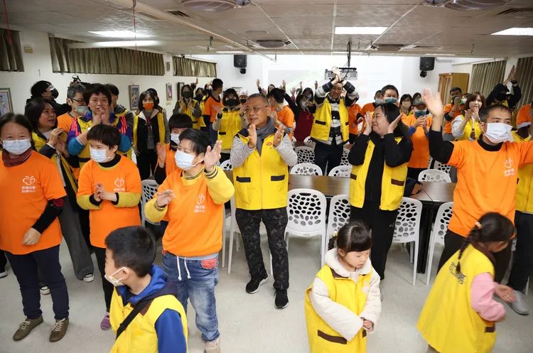 江松樺董事長與昇恆昌志工團隊、楊梅啟智教養院院生一起熱情唱跳。業者提供