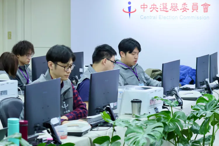 中選會選務團隊已部署坐鎮中央選情中心。彭欣偉攝