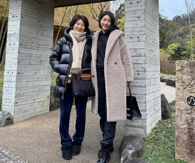 看不出宋媽媽（左）已經65歲。翻攝宋米秦IG