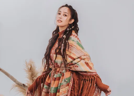 正妹歌手獨自拖行李返鄉 長輩擔憂「夫妻失和離家」一問就紅眶