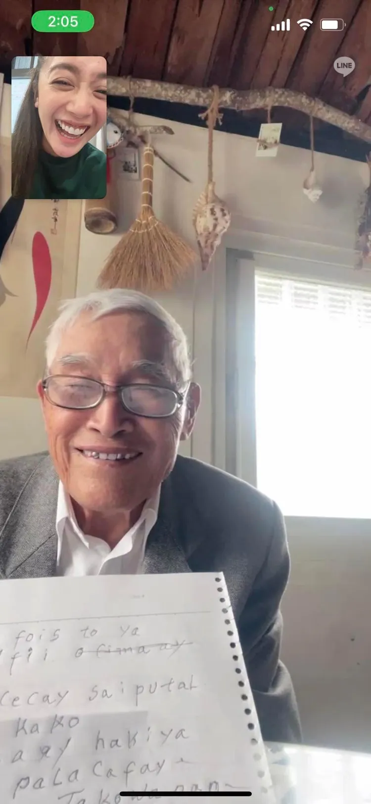 舞思愛跟大舅視訊。風潮音樂提供