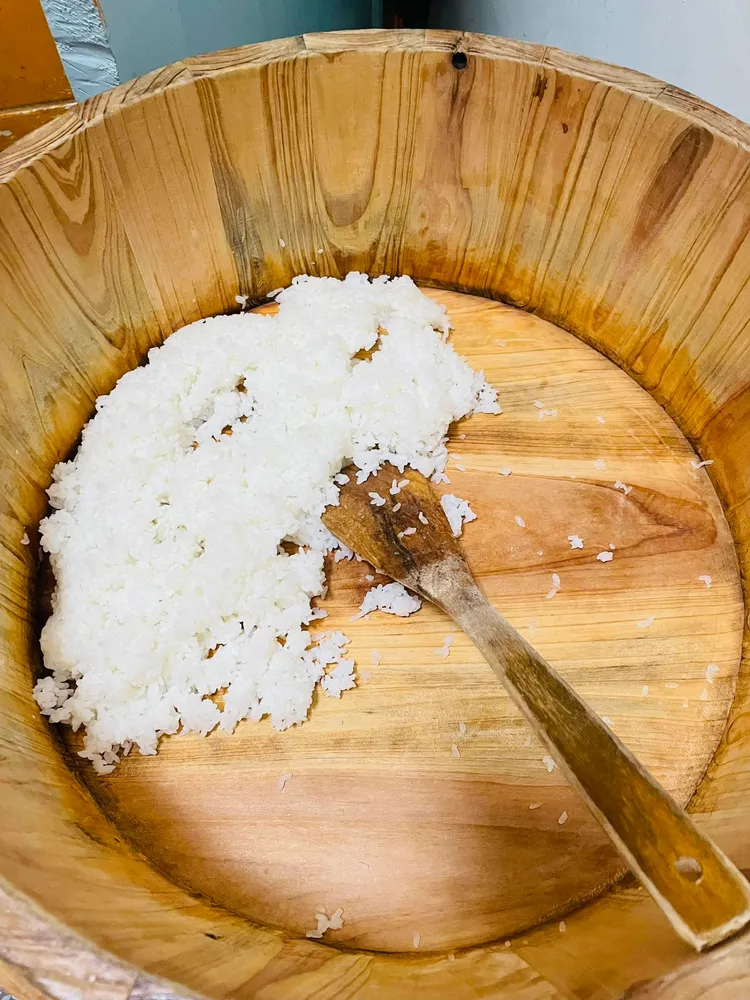 有日本料理店被顧客問及，醋飯是裝在什麼容器內製作的？老闆無奈抱起木桶給顧客看。翻攝自該日料店臉書粉專