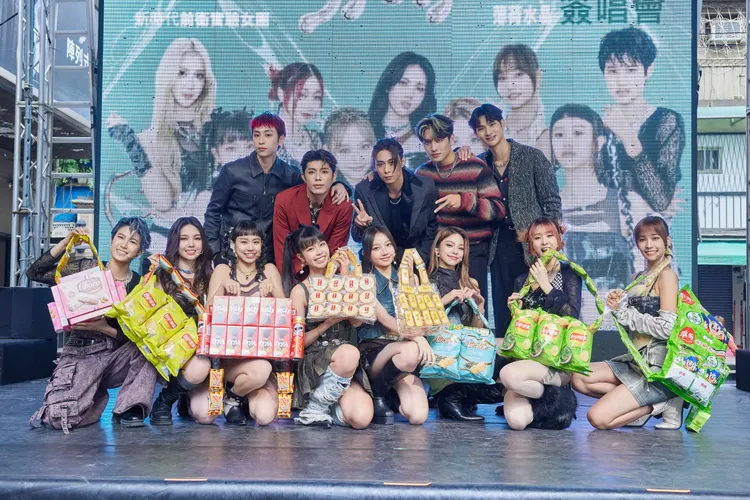 FEniX（後排）來站台。華研國際提供