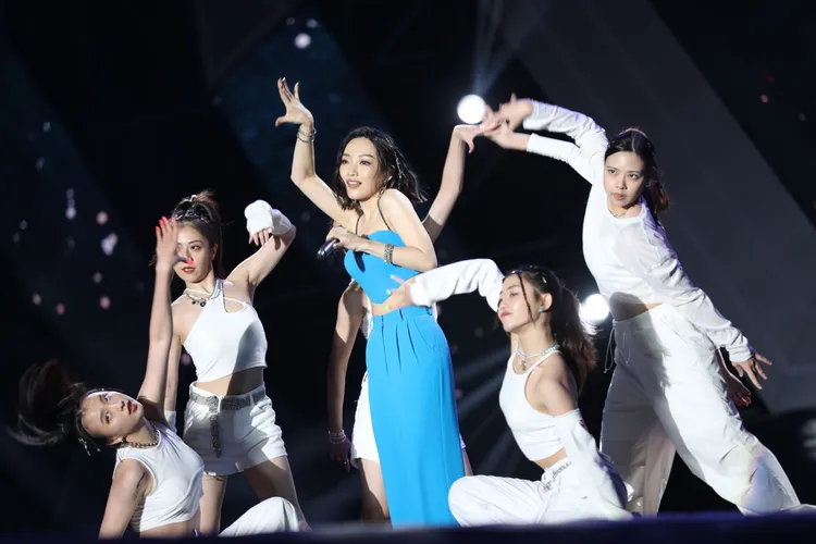 閻奕格以一身水藍色帥氣又性感的低胸馬甲登場。年代提供