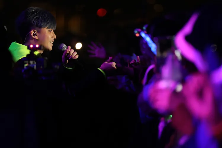 田亞霍賣力演唱。年代提供