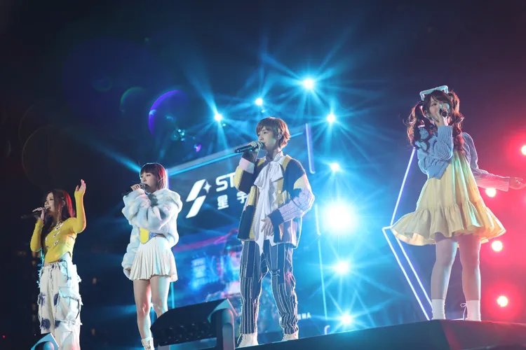 BOOM!怪物星人打團體戰。年代提供