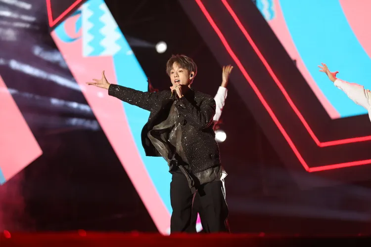 洪暐哲的歌聲讓台下少女粉絲尖叫聲破表。年代提供