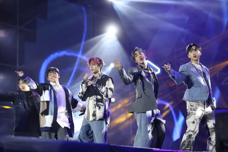 AcQUA源少年青春活力，橫掃全場。年代提供