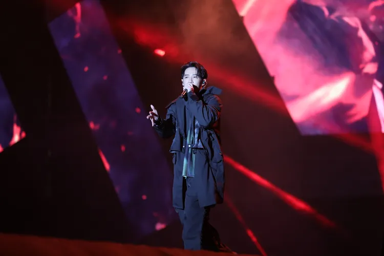 熊仔演唱。年代提供