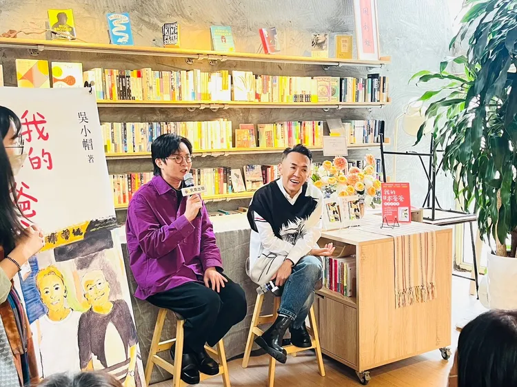 許富凱（左）擔任吳小帽新書分享會嘉賓。究竟出版社提供