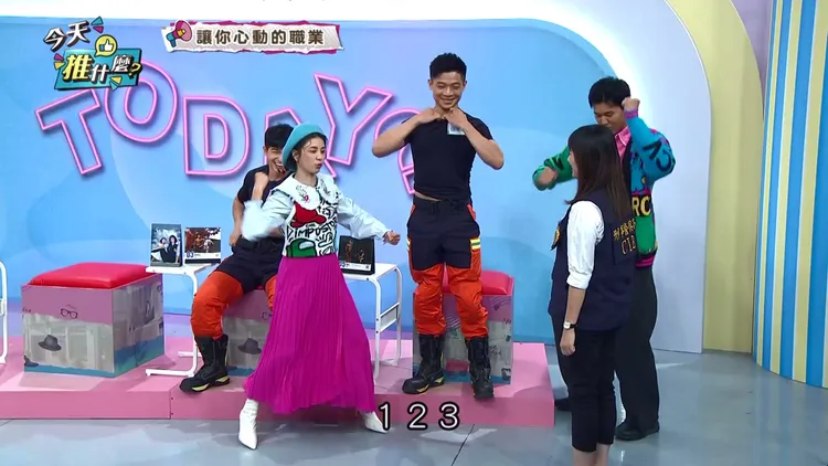 消防月曆代言人身材結實，大秀肌肉，令人臉紅心跳。年代提供