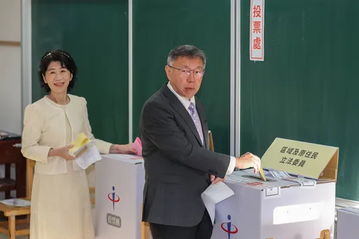 柯文哲睡到打呼！一早偕陳佩琪投票　人群中排隊照曝光