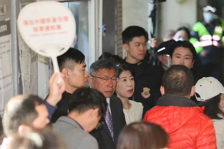 2024總統立委選舉13日投開票，台灣民眾黨總統候選人柯文哲（中左2）上午偕同妻子陳佩琪（中左3）前往金甌女中投票，2人在投票所外排隊等候。
中央社