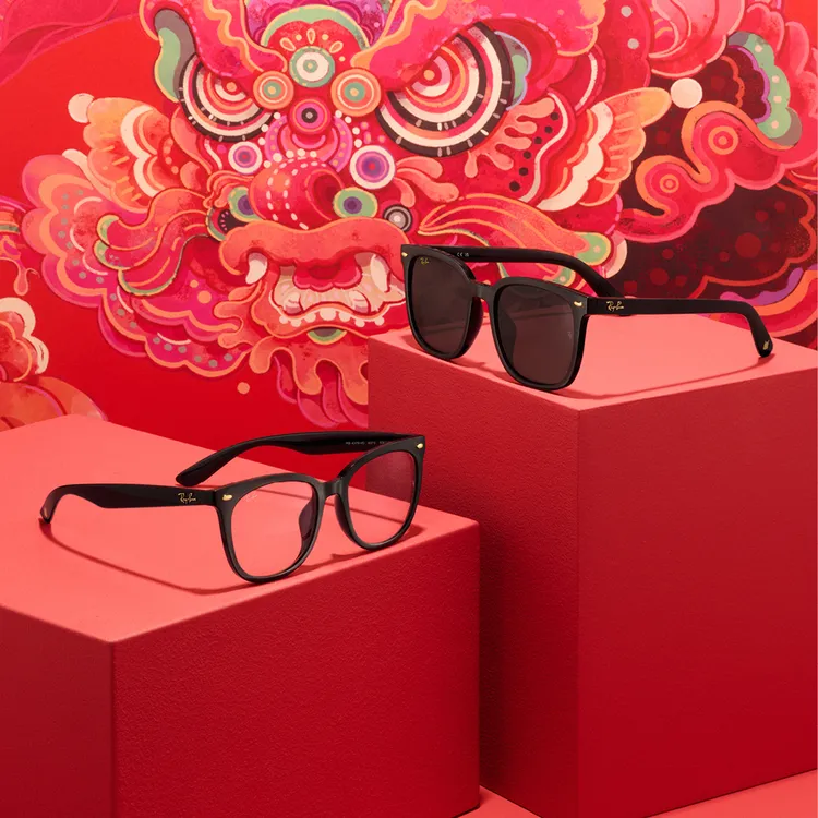 招牌的放大黑色鏡框能夠修飾臉型。品牌提供