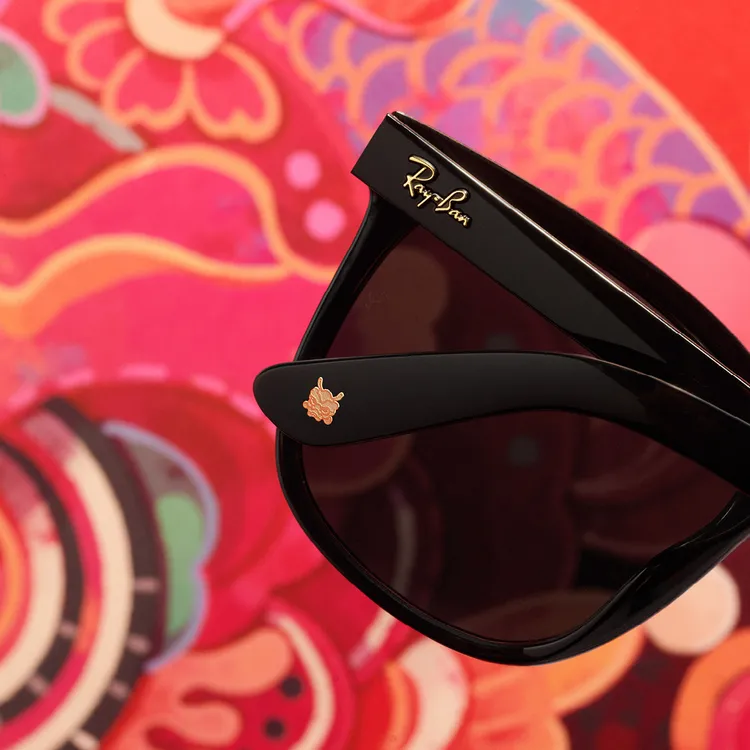 雷朋以龍為元素為鏡款加持刻下金龍標誌。品牌提供