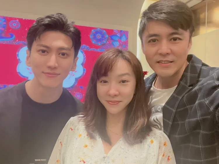 劉致妤分享和哥哥劉至翰（右）及弟弟的合照。攝《劉致妤 Shadow Liu》粉絲頁