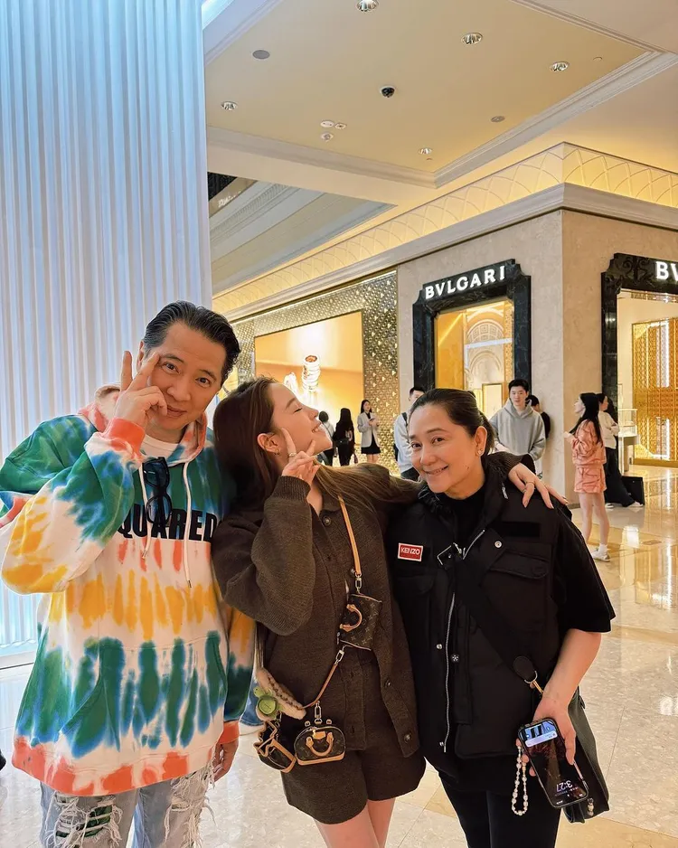 歐陽妮妮與父母歐陽龍、傅娟感情甚篤。翻攝自歐陽妮妮IG