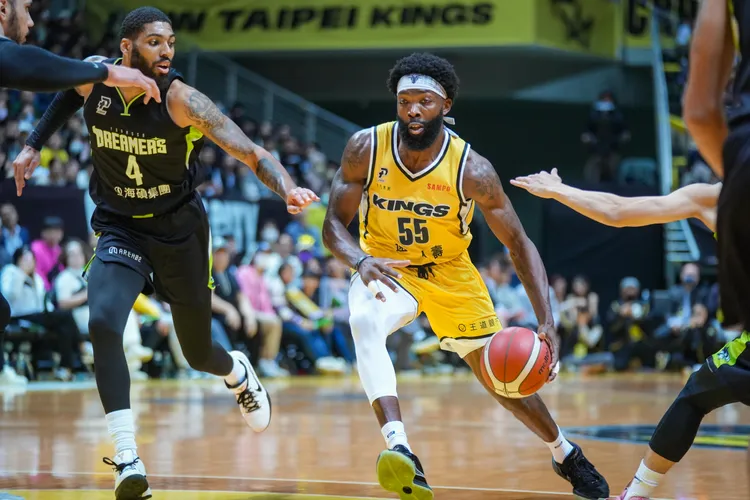 曼尼高(中)。PLG