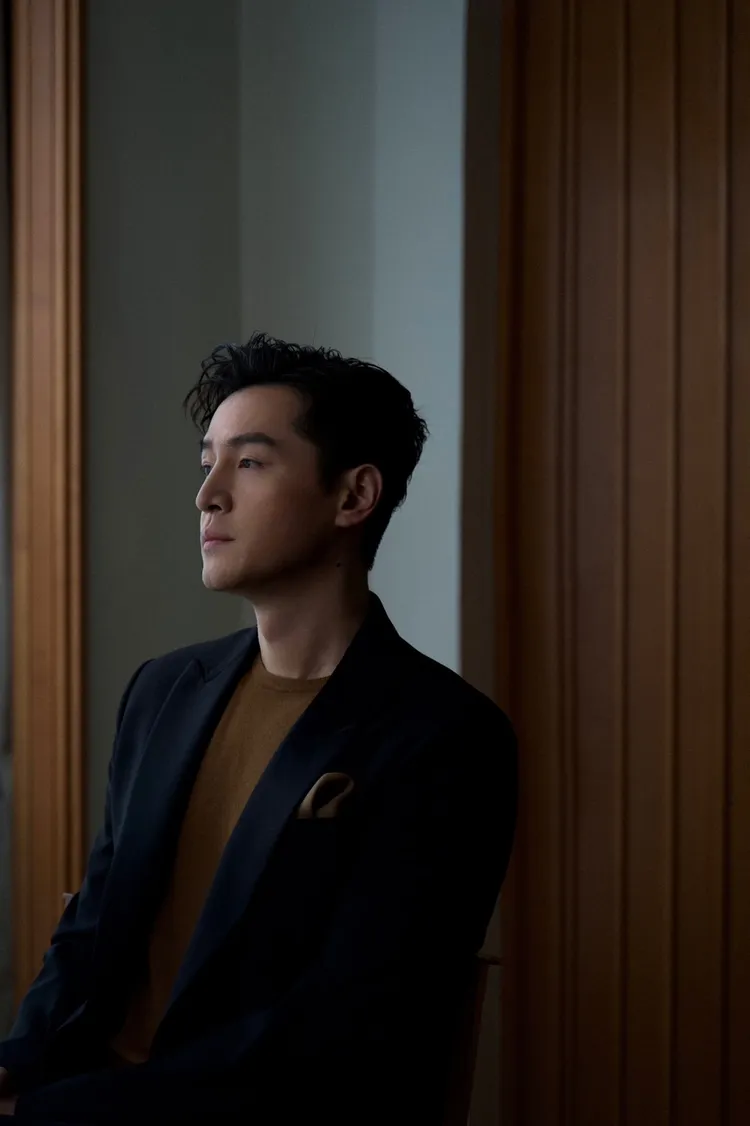 胡歌形容亞曼尼是寶總的戰服。翻攝胡歌工作室微博