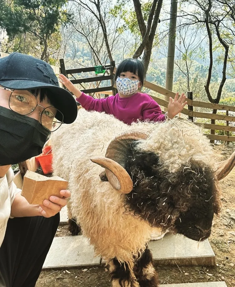 江宏傑忙碌之餘仍陪伴女兒的童年。江宏傑工作室提供