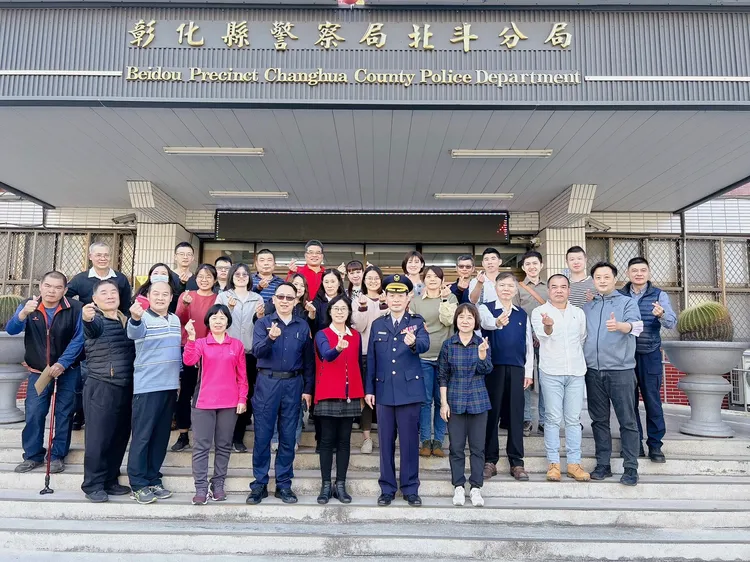 邱韻芳退休，北斗分局同仁和她合照。北斗分局提供