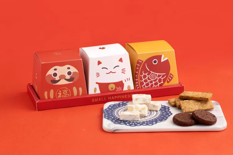 三小福禮盒580元包裝可愛，內含蔓越莓牛軋糖、鹽之花巧克力厚片酥餅與堅果塔，是小資族最愛。業者提供