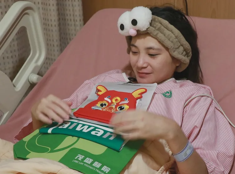 0時16分搶第1個出生的元旦女寶的媽媽，開心拿著茂盛醫院送的寶寶龍帽。院方提供