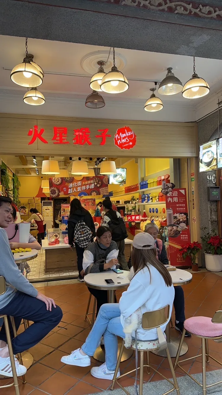 迪化街知名蝴蝶酥店家年賣逾500座101高度的蝴蝶酥曲奇，目前備貨緊繃。店家提供