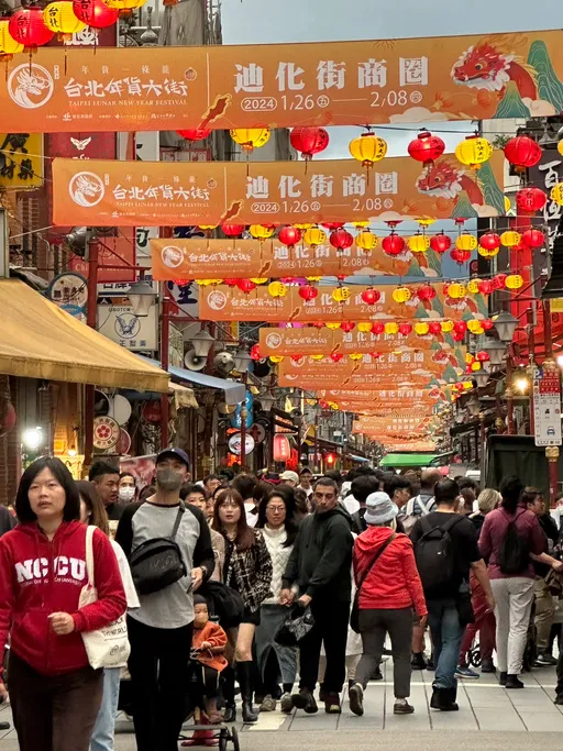 北市迪化街年貨大街開賣 巨龍盤踞張燈結綵年味濃