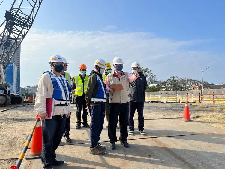 工務局展開春安巡查，確保工地安全與環境整潔。工務局提供