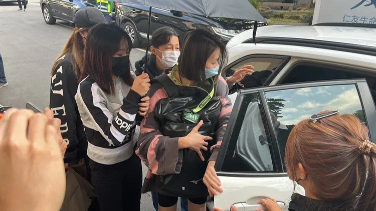 前妻抱著張誌家的骨灰抵達台中殯儀館。民眾提供