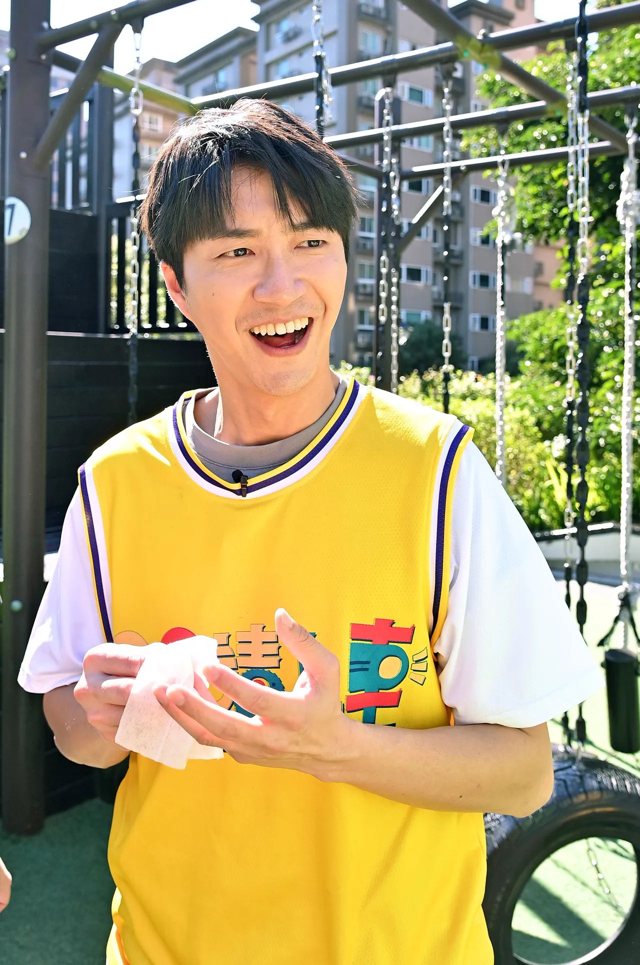 江宏傑玩遊戲過程,意外弄傷手指而見血。台視提供