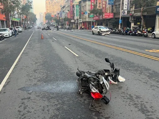 高雄騎士上班逆向遭撞飛不治　撞擊瞬間曝光！轉念想閃來不及了
