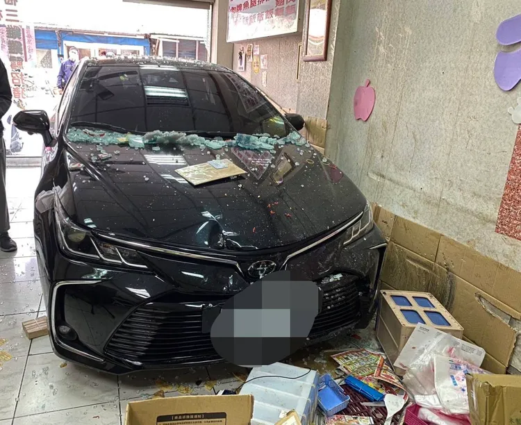 轎車擦撞機車，又誤踩油門「停」進便當店。讀者提供
