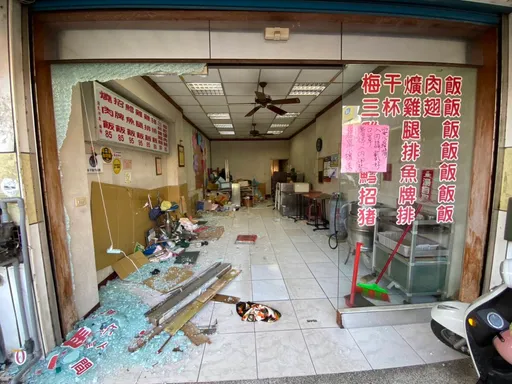 迴轉擦撞機車!又誤把煞車當油門 轎車衝進便當店釀2傷