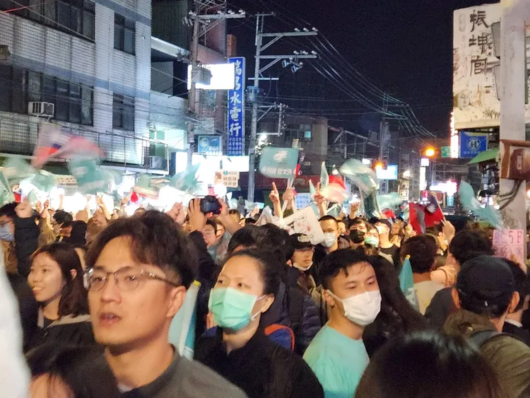 擠在場外看大螢幕轉播造勢晚會的人潮。施智齡攝