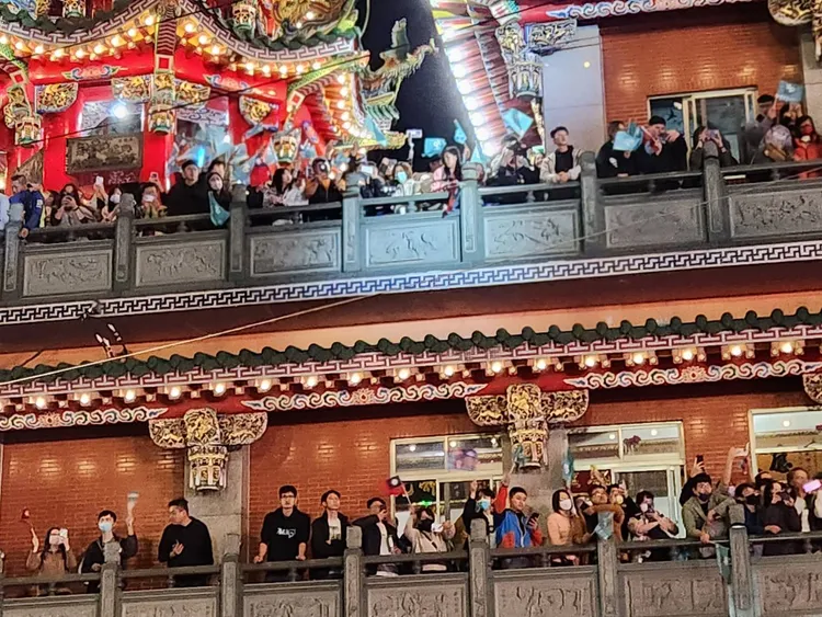 造勢大會場地對面的宮廟也站滿群眾觀看。施智齡攝