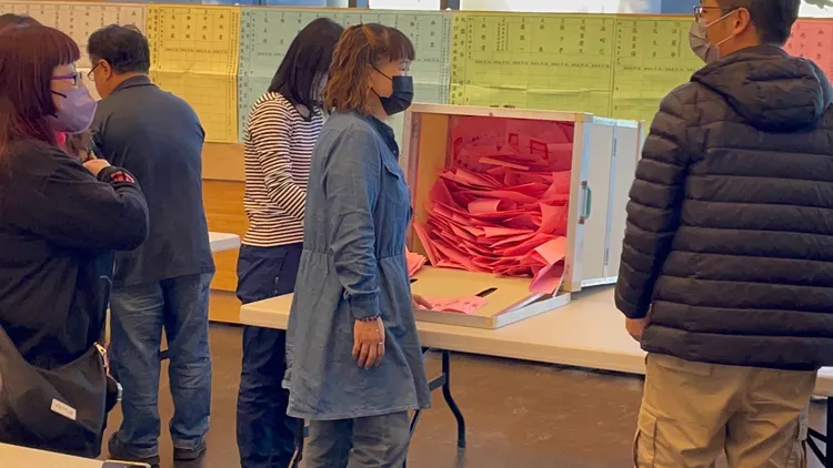 開啟票匭選票。張沛森攝