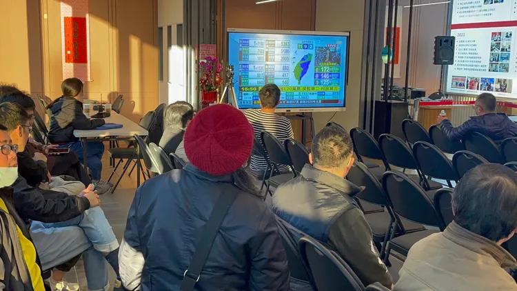 候選人競選總部民眾收看電視了解總統候選人得票。張沛森攝