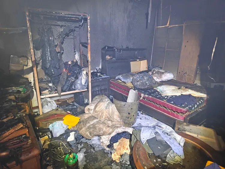 消防員入屋搜救後，在建築物3樓處尋獲一名受困男子。翻攝照片