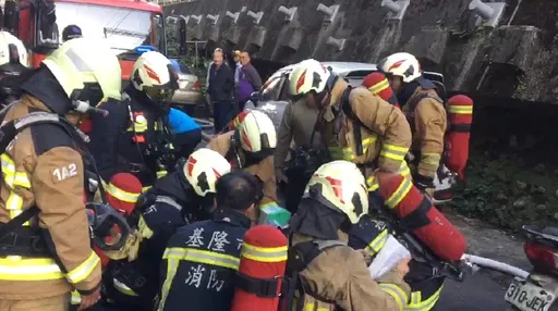 基隆七堵民宅火警!濃濃黑煙竄天際 1住戶送醫搶救不治