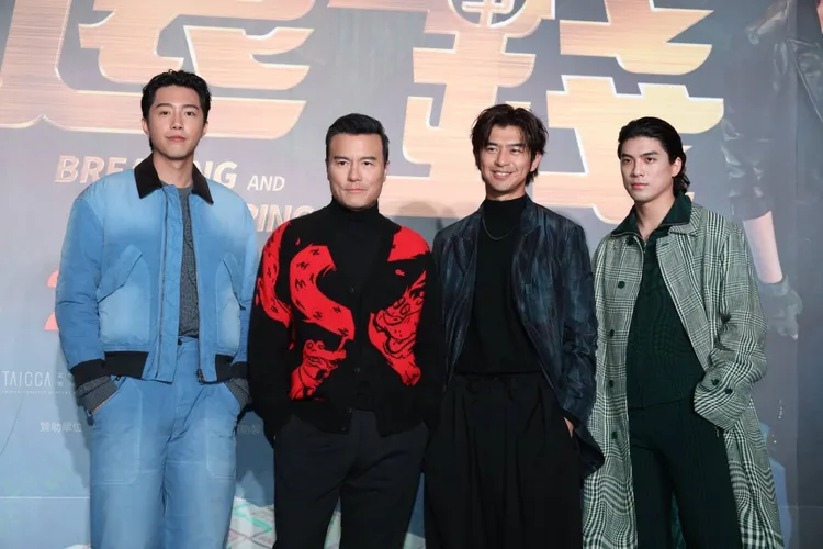 李銘忠（左二）和林哲熹（左三）雙雙求婚成功。攝影中心攝