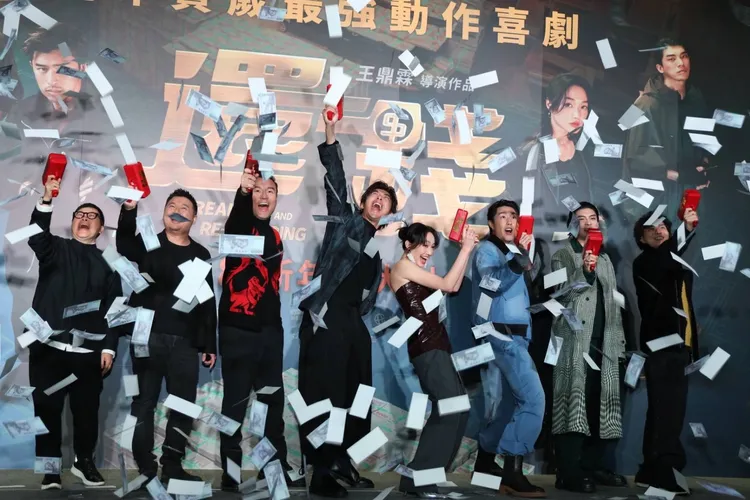 《還錢》記者會現場大撒幣。攝影中心攝