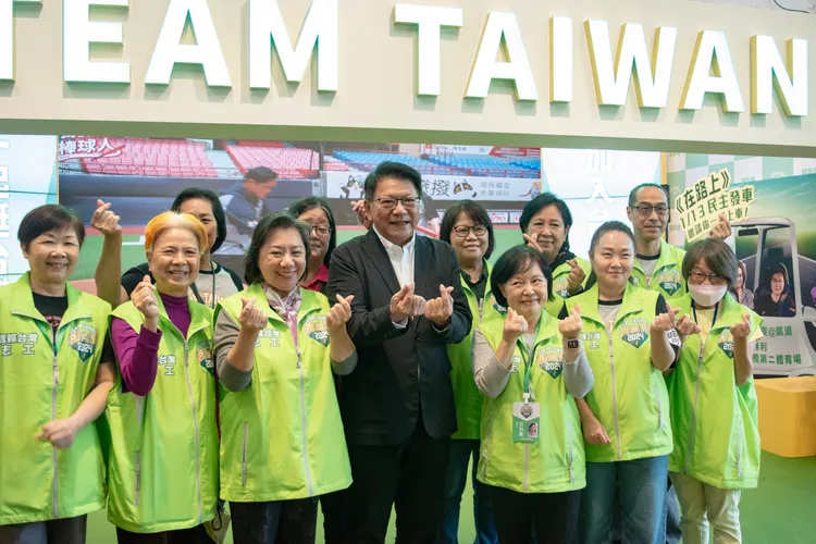 潘孟安期許志工為台灣持續打拚。賴辦提供