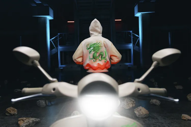 「Vespa Dragon Varsity 龍年棒球外套」背面以精細刺繡呈現翠綠色的946龍圖騰。原廠照片