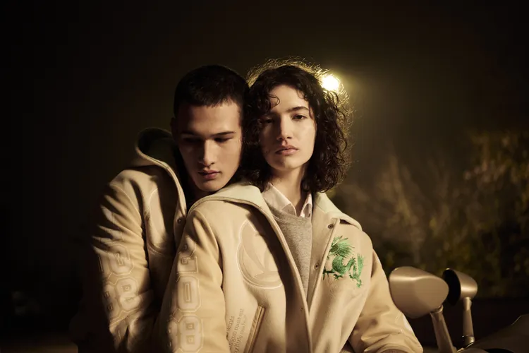 「Vespa Dragon Varsity 龍年棒球外套」搭配柔軟的Nappa皮革袖子，飾以美式大學風格的字母。原廠照片