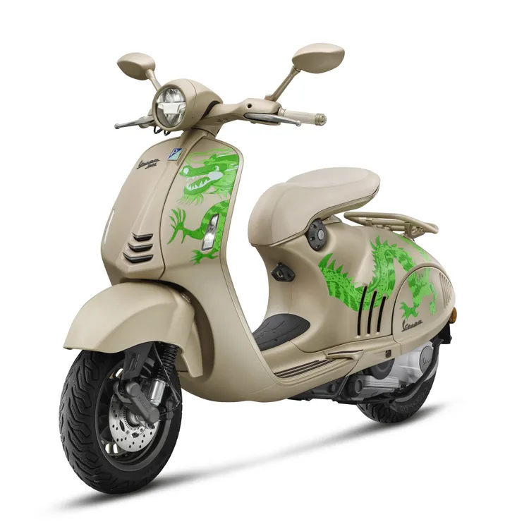 Vespa 946龍年限定特仕版外觀以奢華質感的香檳金色為主調，並以翠綠色的龍紋圖騰蜿蜒於車前面板及車側，展現出極具強烈的色彩與獨特的設計風貌。原廠照片