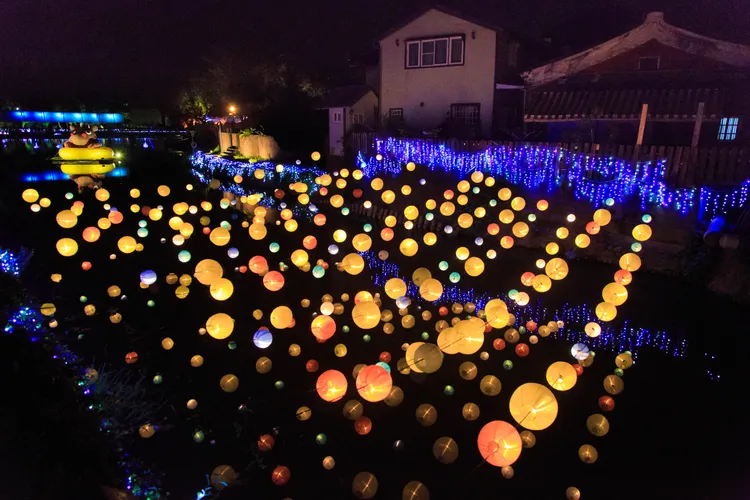 台南鹽水「月津港燈節」1/27至3/3登場，首度擴大延伸至新營天鵝湖。臺南市政府觀光旅遊局提供