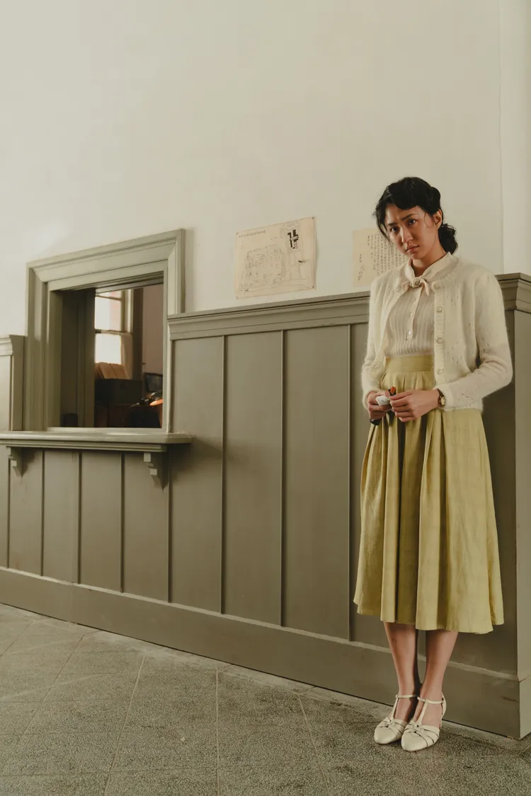 9m88在《大濛》以復古髮型和氣質穿搭亮相。華文創提供