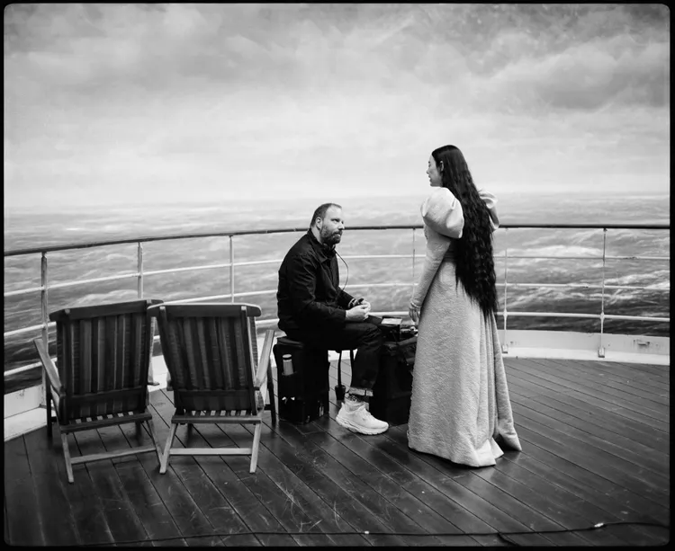 艾瑪史東（右）和導演尤格藍西莫。探照燈影業提供